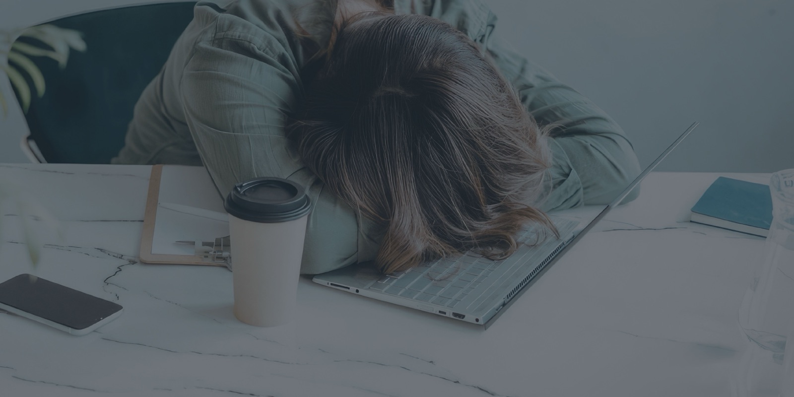 Personne épuisée endormie sur son ordinateur portable, à son bureau